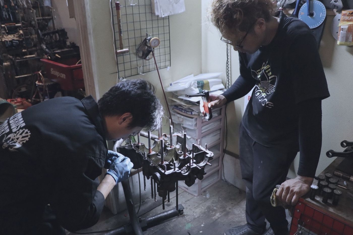 エンジン部品の整備作業